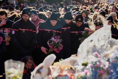 Семейства на жертвите се изправиха срещу обвиняемите за пожара в бар в Кран Монтана