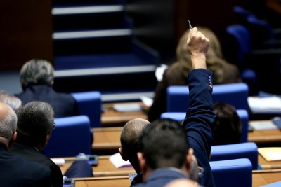 Данните за "Петрохан" вече са в парламента, взаимните нападки продължават