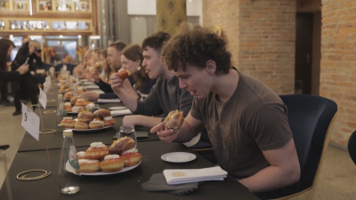 Преди Великия пост: Поляци се състезаваха в надяждане с понички