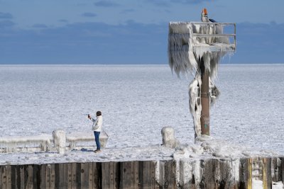 Сурова зима в Чикаго: фарът край езерото Мичиган замръзна