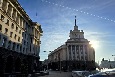 След клетвата на новия служебен кабинет не закъсняха и политическите