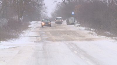 Падналият сняг и силният вятър блокираха пътища и оставиха много