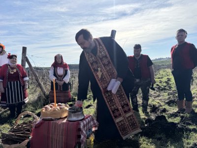 С ножици в ръка и с вино за берекет –