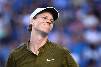 Яник Синер работи върху сервиса си преди старта в Доха