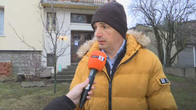 Палежът е в две части При колата и на входната