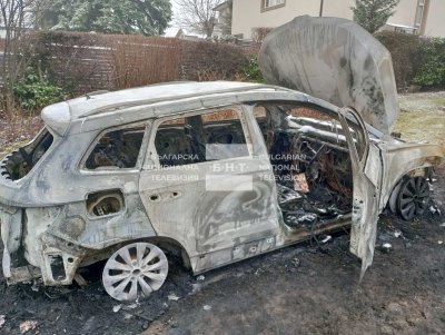 Неизвестни до този момент лица запалиха автомобила и входната врата