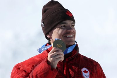 Микаел Кингсбъри взе златото в историческото първо паралелно състезание бабуни за мъже на Игрите в Милано/Кортина