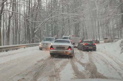 Snow and Unprepared Drivers Disrupt Traffic at Petrohan Pass