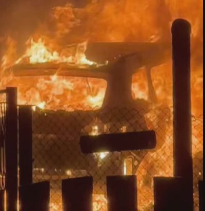 Запалиха автомобила и входната врата на кмета на Бистрица