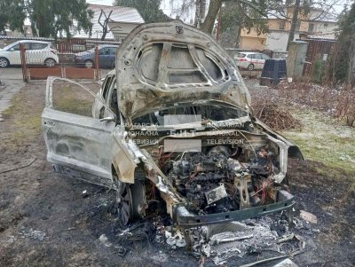 Неизвестни до този момент лица запалиха автомобила и входната врата
