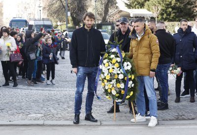 ПФК Левски поднесе цветя пред паметника на Васил Левски (ГАЛЕРИЯ)