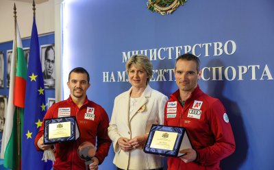 Весела Лечева: Горе главата, Аби