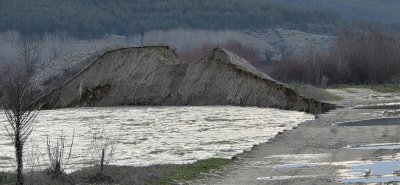 "Вероятността реката да дойде в къщите е 100%": Земеделци от Хаджидимово се опасяват от скъсване на дигата на река Места