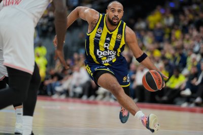Фенербахче сломи Панатинайкос със сирената и остана на върха в Евролигата