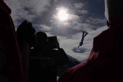 Отложиха финала във въздушната акробатика при мъжете в ските свободен стил за петък