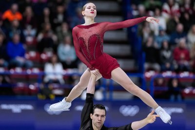 Минерва Хазе и Никита Володин водят след кратката програма при спортните двойки по фигурно пързаляне