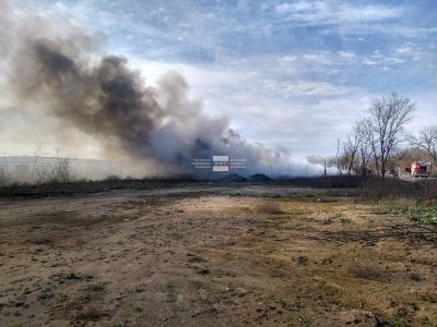 Депото за стари автомобилни гуми между Варна и Белослав продължава да гори и дими