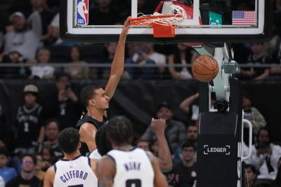 Сан Антонио подчини Сакраменто след нов рецитал на Виктор Уембаняма