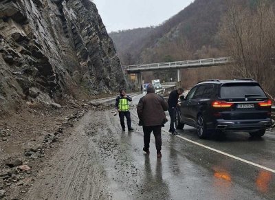 Затвориха временно пътя за Велинград заради паднали камъни и скална маса