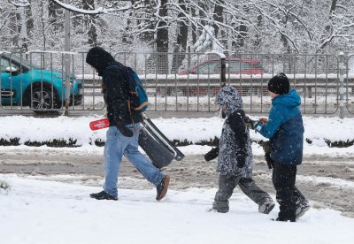 София в сняг: Пътници бутат закъсали превозни средства, малките улици остават заснежени