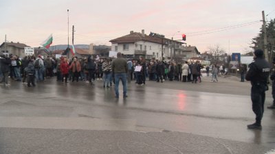 ЧАКА ЕФИР!!! Жители на "Суходол" на протест, искат трафикът да бъде изведен от квартала