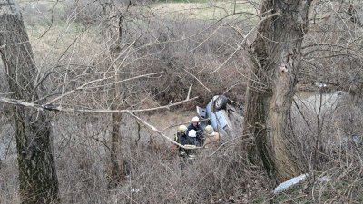Двама души загинаха, а други двама са ранени след като кола падна в дере край с. Войводово