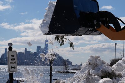 Близо метър сняг затрупа източното крайбрежие на САЩ (СНИМКИ)