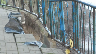 Свличане на скали застрашава крайбрежната алея в Ахтопол