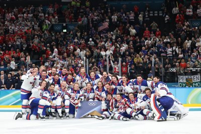 Златен удар в продължението прати САЩ на хокейния връх