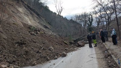 Свлачище затвори пътя за благоевградския парк "Бачиново"