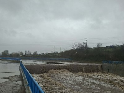 Обилни валежи вдигнаха нивата на реките в Хасковска област, службите накрак