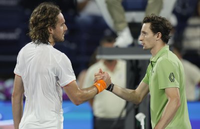 Шампионът Циципас отпадна още в първия кръг в Дубай