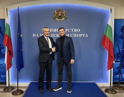 Министър Димитър Илиев се срещна с представители на Националния младежки форум