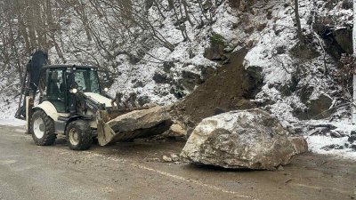 Скална маса е паднала на "Самоковско шосе" в района на "Златна рибка"