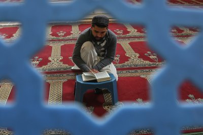 Мюсюлманите по света посрещнаха свещения месец Рамазан през който вярващите