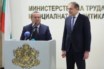 Служебният социален министър Хасан Адемов пое поста от Борислав Гуцанов