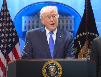 Американският президент Доналд Тръмп подписа указ с който налага глобални