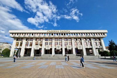 Прокуратурата в Бургас разследва случая на агресия между ученици в двора на училище