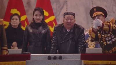 Дрескодът на властта: Ким Чен Ун и дъщеря му със сходно облекло