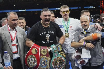 Олександър Усик ще защитава пояса на WBC срещу кикбокс легенда