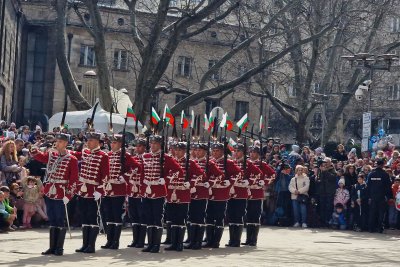 Тържествена смяна на караула пред президентството по случай Националния празник (СНИМКИ)