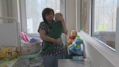 Две бебета близначета живеят в Националната кардиологична болница: здрави, но без дом