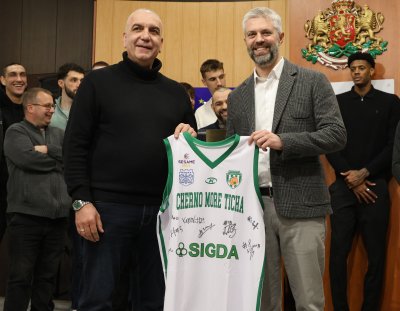 Кметът на Варна връчи плакет на състезателите, щаба и президента на Черно море Тича за спечелената Купа на България