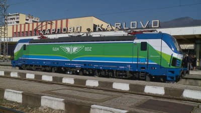 В Карлово посрещнаха един от най-новите електрически локомотиви на БДЖ - "Васил Левски"