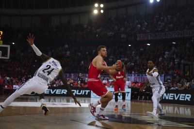 Везенков пътува с Олимпиакос за Париж, но остава под въпрос за мача от Евролигата