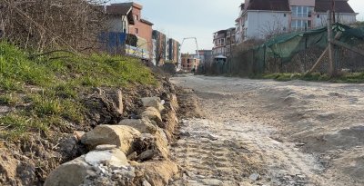 Улица в дупки и кал: Недоволство на жители на варненския кв. Виница срещу лош път