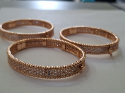 Задържаха над 1200 бижута с фалшиви марки при митническа проверка в София