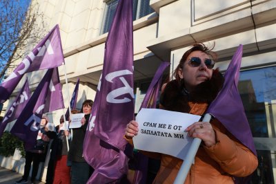 "Срам ме е от заплатата ми": Служители на "Български пощи" в цялата страна излязоха на протест