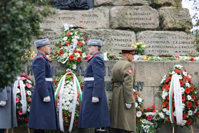 Със заупокойна молитва и поднасяне на венци беше почетена паметта на над 500 загинали медици (СНИМКИ)