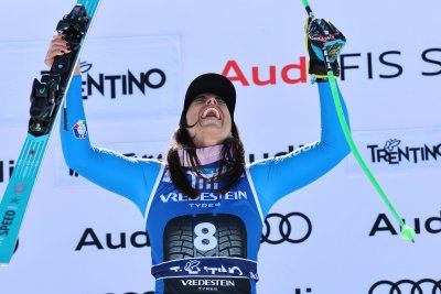 Елена Куртони беше най-бърза в супергигантския слалом пред родна публика във Вал ди Фаса